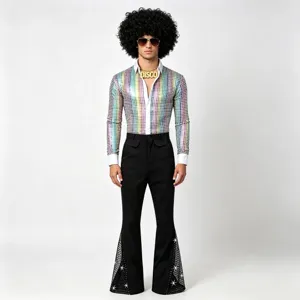 Ensemble costume disco rétro pour homme avec chemise à paillettes colorées et pantalon patte d'eph.