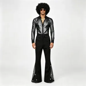 Vue détaillée de la chemise disco à paillettes et pantalon patte d'eph, costume de scène.