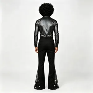 Tenue de performance rétro disco pour homme chemise métallique manches longues et pantalon.
