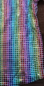 Détail de tissu disco, motif carré réfléchissant coloré, matière de scène brillante.