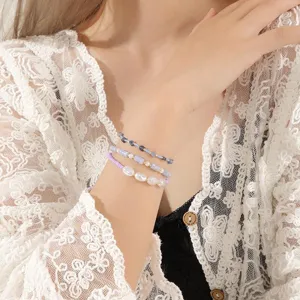 Gros plan détaillé de bracelets de perles colorés multicouches avec délicates perles Miyuki et antiques.