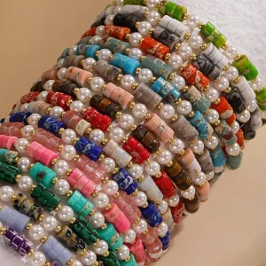 Vista dettagliata di bracciali impilati con perle e cilindri in pietra naturale, stile retro