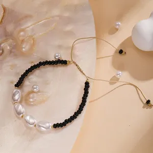 Bracelet de perles fait main avec cordon réglable, bijou d'été minimaliste vue de détail.