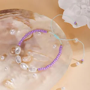 Gros plan détaillé du bracelet d'été frais en perles violettes et perles blanches, joli.