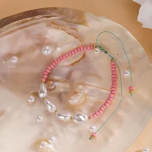 Bracelet de perles colorées d'été frais avec perles baroques et cordon vert réglable.