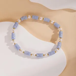 Vista dettagliata del braccialetto di perle elegante con perline cilindriche blu e distanziatori.