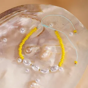 Bracelet réglable fait main en perles de rocaille jaunes et perles baroques style été frais.