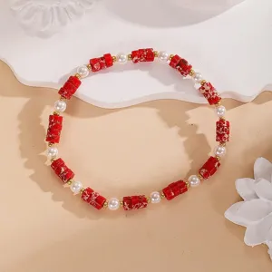 Braccialetto di perle in pietra rossa vintage, vista dettagliata per stile estivo chic.