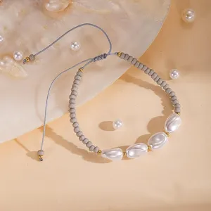 Bracelet de perles fait main élégant avec des perles blanches et grises pour femmes.