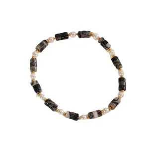 Bracciale di perle vintage con cilindri in pietra nera, gioiello estivo elegante.