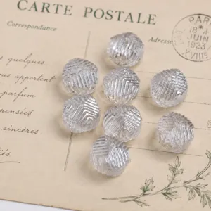 Primo piano dettagliato di perline sfaccettate in cristallo vintage per bigiotteria.
