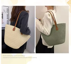 Detailansicht stilvoller Stroh-Shopper in Beige und Grün, ideal für den sommerlichen Strandurlaub.