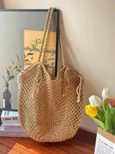 Handgemaakte gehaakte strooien tote tas met kwastjes, grote casual schoudertas voor de strandvakantie.