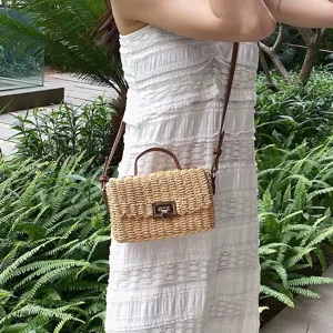 Handgemachte Stroh Umhängetasche für Damen, lässige Strand Handtasche mit Griff und Gurt.