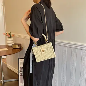 Sac bandoulière en paille chic pour femme avec chaîne métallique et poignée d'été.