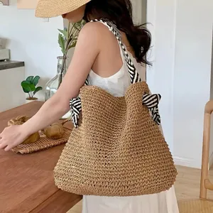 Handgemachte Stroh gewebte Schulter-Tote-Bag mit Streifen-Trägern, ideal für Strand und Alltag.