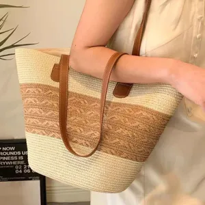 Geflochtene Stroh-Tragetasche für Damen, stylische Sommer Strand Schultertasche Design.