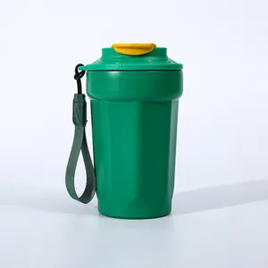 Detailaufnahme des Edelstahl Kaffeebechers, achteckiges Design mit praktischem Tragegurt.