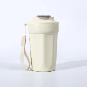 Nahaufnahme des Edelstahl-Achteck-Kaffeebechers mit tragbarem Riemen und Verschlussdeckel.