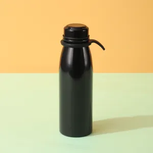 Λεπτομερής εικόνα μαύρου φορητού θερμός από ανοξείδωτο χάλυβα με πρακτικό κρίκο καπακιού.