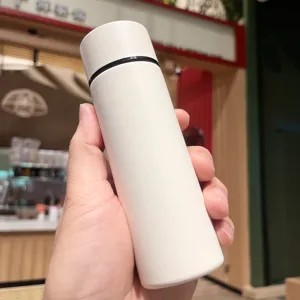 Pequeña taza térmica de bolsillo de acero inoxidable mate portátil para uso diario.