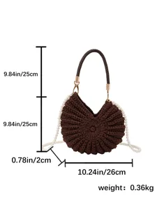 Détail de sac à main crocheté marron indiquant les dimensions, la bandoulière perle et poignée.
