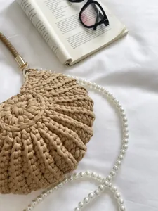 Sac à main beige tissé à la main avec bandoulière en perles sac chic crochet pour voyage quotidien.
