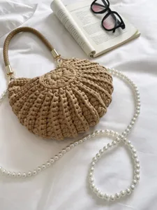 Sac à main coquillage tricoté main chic avec lanière de perles et poignée tressée.