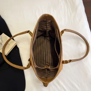 Bolso tote retro de ante marrón de gran capacidad con forro de rayas y cremallera.