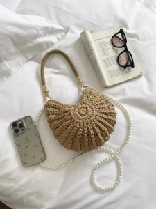 Chic sac porté épaule croissant tissé beige avec sangle de perles, vue détaillée.