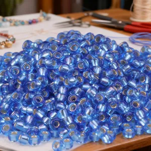 Primo piano di perline blu vivaci per gioielli fai da te, forniture artigianali in vetro.