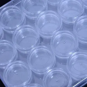 Boîte de rangement en plastique transparent avec pots pour perles, bijoux et loisirs créatifs.