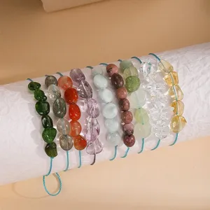 Détail de bracelet de perles en pierres naturelles fait main, bijoux de style minimaliste.
