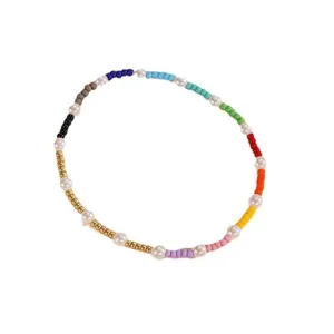 Braccialetto colorato in perline di vetro e finte perle, design elegante e chic.