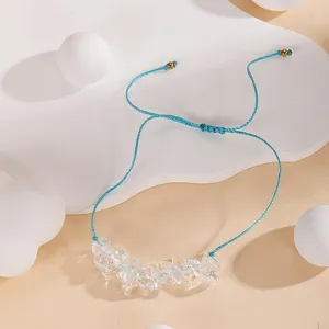 Vue de détail d'un bracelet en pierre de cristal tissé bleu, bijou minimaliste d'été.