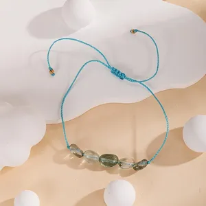 Vue détaillée du bracelet en pierres vertes naturelles tressées à la main avec cordon réglable.