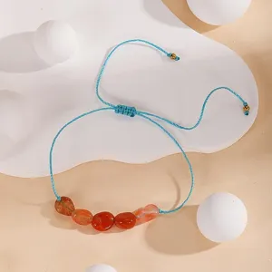 Bracelet en agate tissé à la main, cordon bleu et perles de pierres rouges minimalistes.