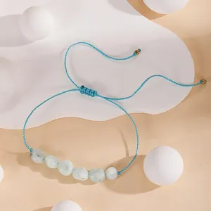 Bracelet tressé fait main avec perles en pierre naturelle verte, style minimaliste chic.