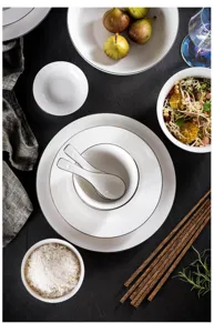 Nordisches minimalistisches Keramik Geschirr Set, elegante weiße Teller und Schalen.