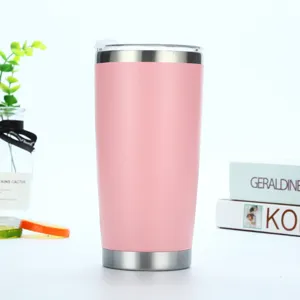 Gedetailleerde opname van roze roestvrijstalen geïsoleerde beker van 20oz voor reisgebruik.