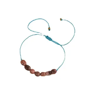 Bracelet tressé en pierre précieuse fait main avec cordon bleu ajustable et perles en pierre rose.