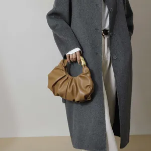 Pochette cloud plissée chic pour femme, sac à main design de niche avec poignée en métal.
