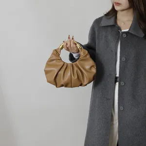 Sac à main nuage plissé pour femme, élégant sac en cuir avec poignée ronde métallique.
