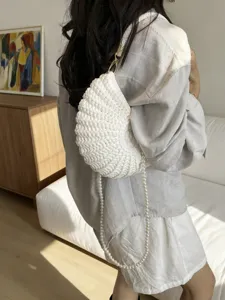 Élégant sac porté épaule blanc tressé doté d'une bandoulière en perles pour le style quotidien.