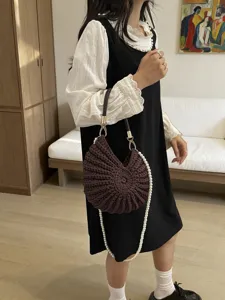 Sac à bandoulière tissé marron foncé fait main avec une élégante lanière de perles chic.