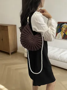 Vue détaillée d'un sac porté épaule marron foncé au crochet avec élégante chaîne en perles.