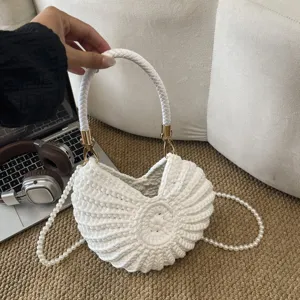 Sac à main coquillage tissé blanc fait main avec bandoulière en perles, élégant sac pour femmes.