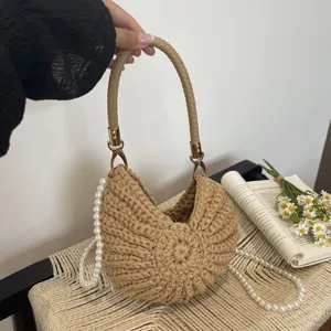 Sac à main tissé kaki chic avec bandoulière en perles et quincaillerie dorée, sac bandoulière élégant.