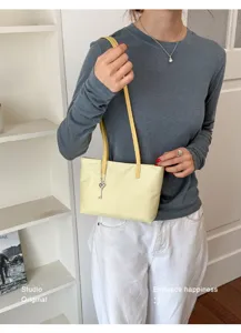 Borsa a tracolla minimalista coreana gialla in ecopelle con ciondolo chiave.