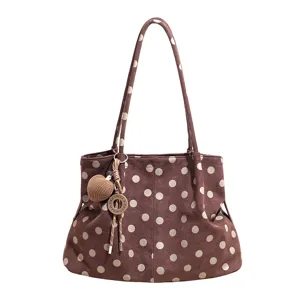 Bolso tote marrón con lunares, bolso de ante suave con colgante chic y gran capacidad.
